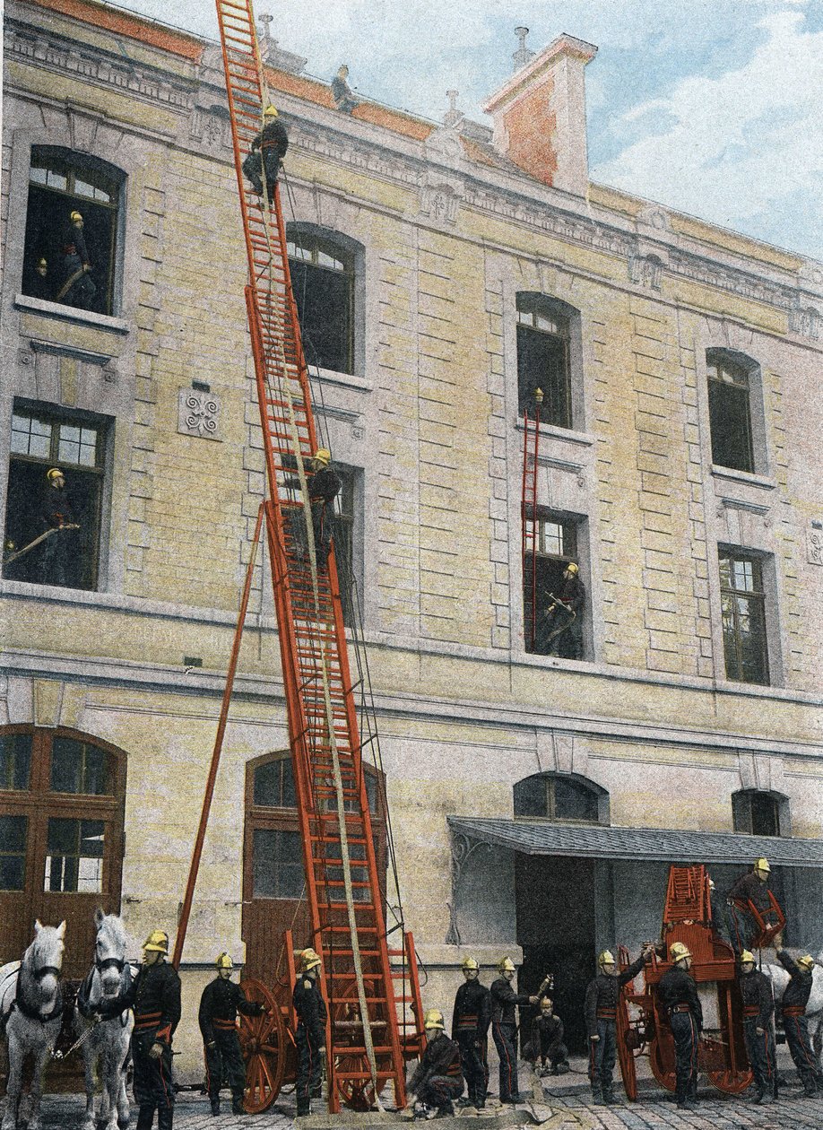 पेरिस के अग्निशामक। बड़ी सीढ़ी। रेजिमेंट में कार्यरत एक, गुगुमस प्रणाली से, दो घोड़ों द्वारा घसीटा जाता है; इसके अग्रभाग में उसका ड्राइवर और तीन सैपर हैं जो उसे युद्धाभ्यास करते हैं। वह बिना किसी पूर्वसूचना के अकेले वजन करती है द्वारा फ्रेंच स्कूल