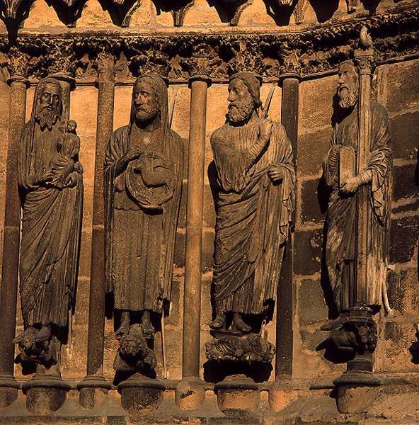 कैथेड्रल मुखौटा से चार आंकड़े, c.1230-40 (चूना पत्थर) द्वारा फ्रेंच स्कूल