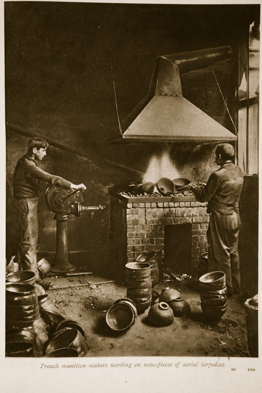 1914-19 में एरियल टॉरपीडो के नाक के टुकड़ों पर काम करने वाले फ्रांसीसी मुनियन निर्माता द्वारा फ्रेंच स्कूल