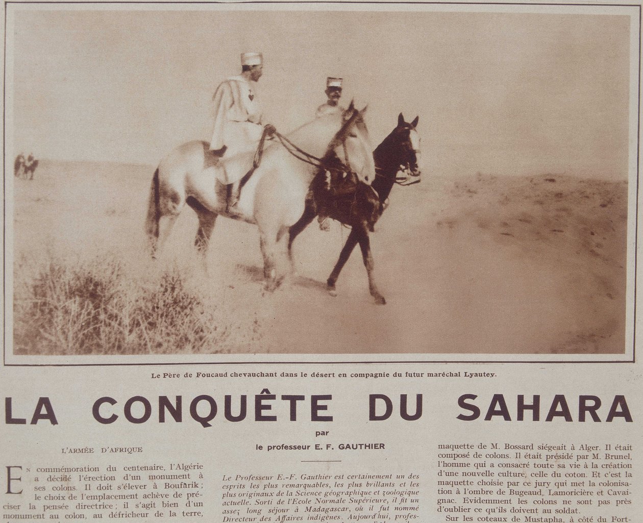 ले पेरे चार्ल्स डी फौकॉल्ड (1858-1916) भविष्य के मारेचल ह्यूबर्ट (लुई-ह्यूबर्ट-गोंजाल्वे) ल्युटे (1854-1934) के साथ रेगिस्तान में सवारी करते हुए - "" वू" में, दिसंबर 1929 द्वारा फ्रेंच स्कूल