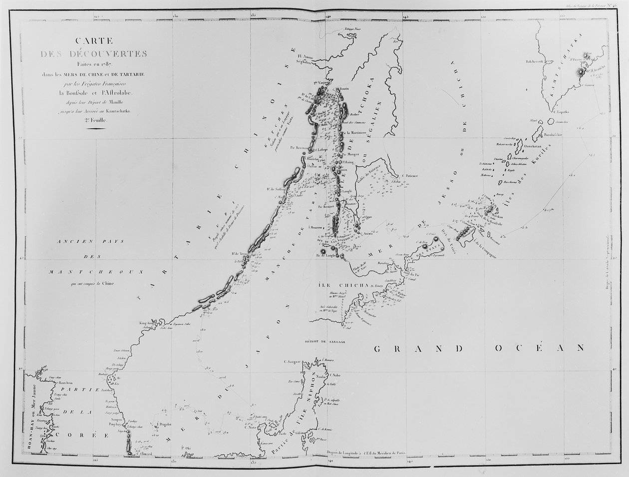 'एटलस डू वॉयज डे ला पेरोस' (उत्कीर्णन) से फ्रांसीसी फ्रिगेट्स ला बौसोल और ल'एस्ट्रोलाबे द्वारा 1787 में चाइना सीज और स्ट्रेट ऑफ स्ट्रेटरी में की गई खोजों का नक्शा द्वारा फ्रेंच स्कूल