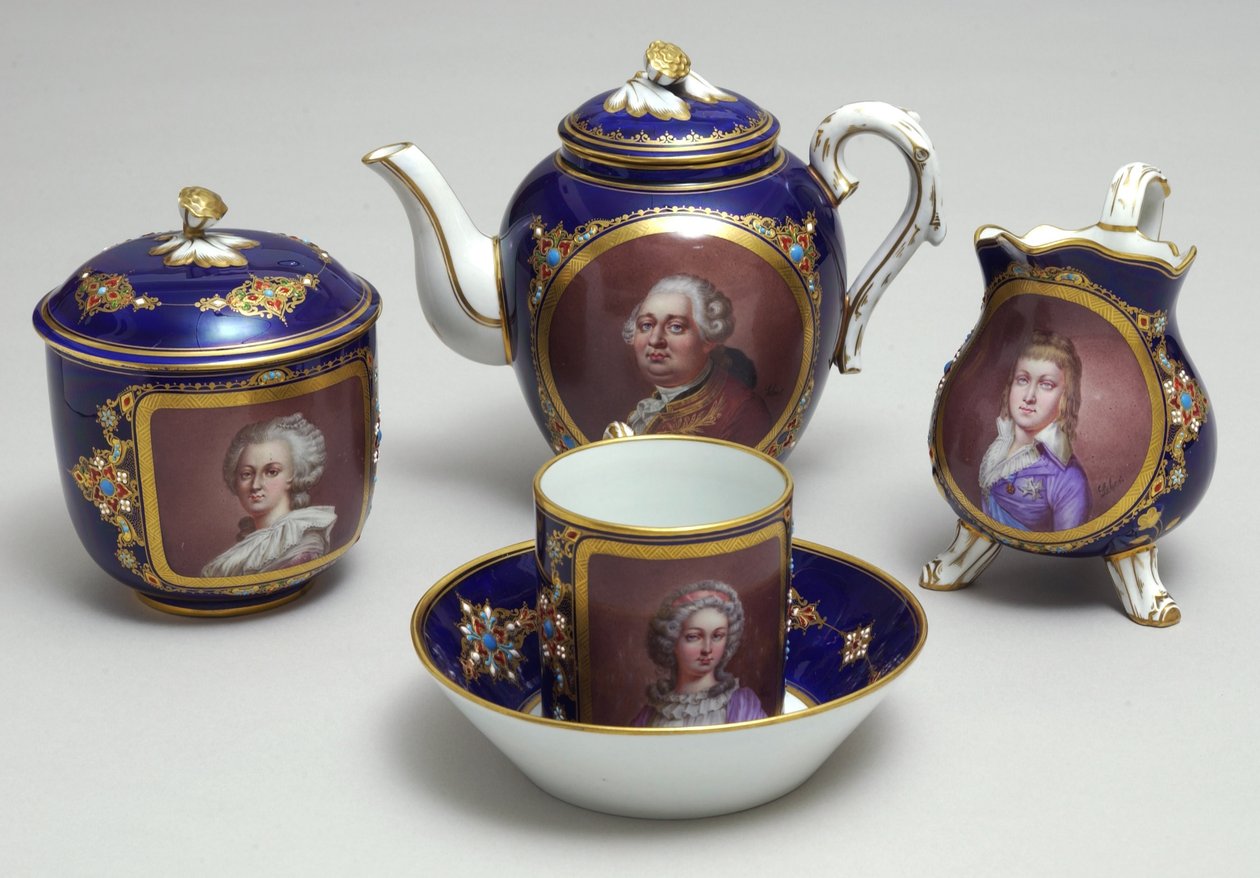 लुई XVI (1754-93) और मैरी एंटोनेट (1755-93), सेवा, फ्रांस, c.1789 (चीनी मिट्टी के बरतन) के चित्रों की विशेषता वाली एक चाय सेवा का हिस्सा द्वारा फ्रेंच स्कूल