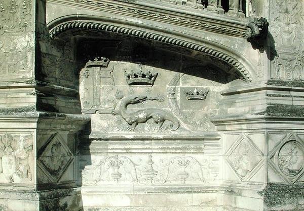 एक समन्दर के साथ फ्रेंकोइस I (1494-1547) के हथियारों के कोट को दर्शाते हुए ग्रैंड एस्क्लेयर से राहत द्वारा फ्रेंच स्कूल