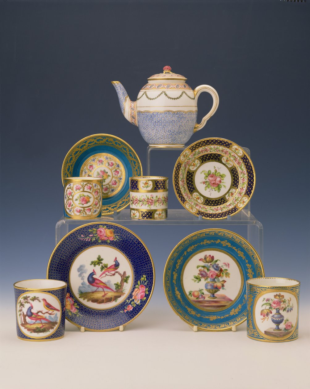 चायदानी, प्लेट और कप का चयन, c.1770 (चीनी मिट्टी के बरतन) द्वारा फ्रेंच स्कूल