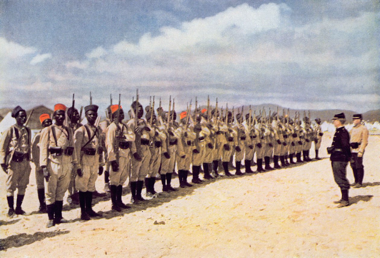1915 में फ्रीजस (एक रंगीन तस्वीर के बाद) समुद्र तट पर सेनेगलिस इन्फैंट्री द्वारा फ्रेंच स्कूल