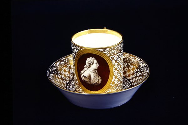 लुइस XVI, c.1775 (चीनी मिट्टी के बरतन) के पुतले के साथ सेवर्स कप और तश्तरी द्वारा फ्रेंच स्कूल