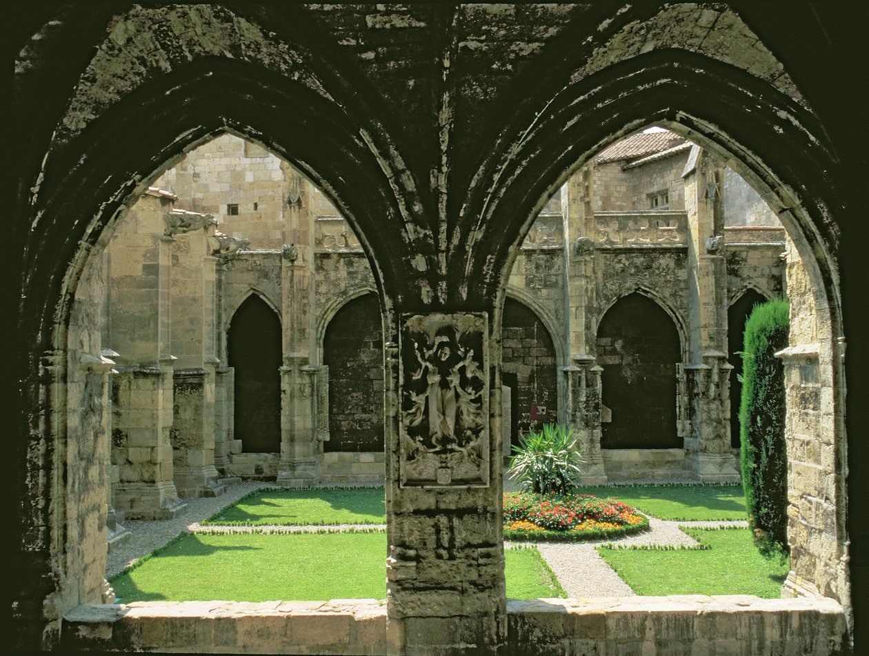 दीर्घाओं में से एक, 1272-1340 से देखा गया क्लिस्टर गार्डन द्वारा फ्रेंच स्कूल