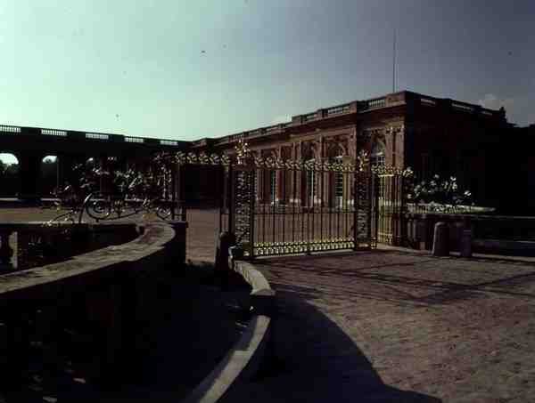 ग्रैंड ट्रायोन का फ्रंट एंट्रेंस, c.1725 (फोटो) द्वारा फ्रेंच स्कूल