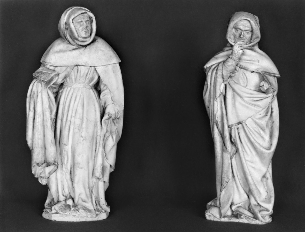ड्यूक जीन डी बेरी (1340-1416) की कब्र से दो शोककर्ता, c.1450-53 (अलाबर) द्वारा फ्रेंच स्कूल