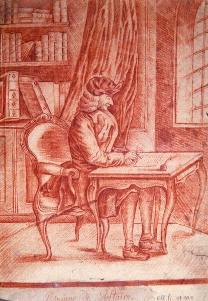 वोल्टेयर (1694-1778) अपने अध्ययन में लेखन, c.1765-75 (कागज पर लाल चाक) द्वारा फ्रेंच स्कूल