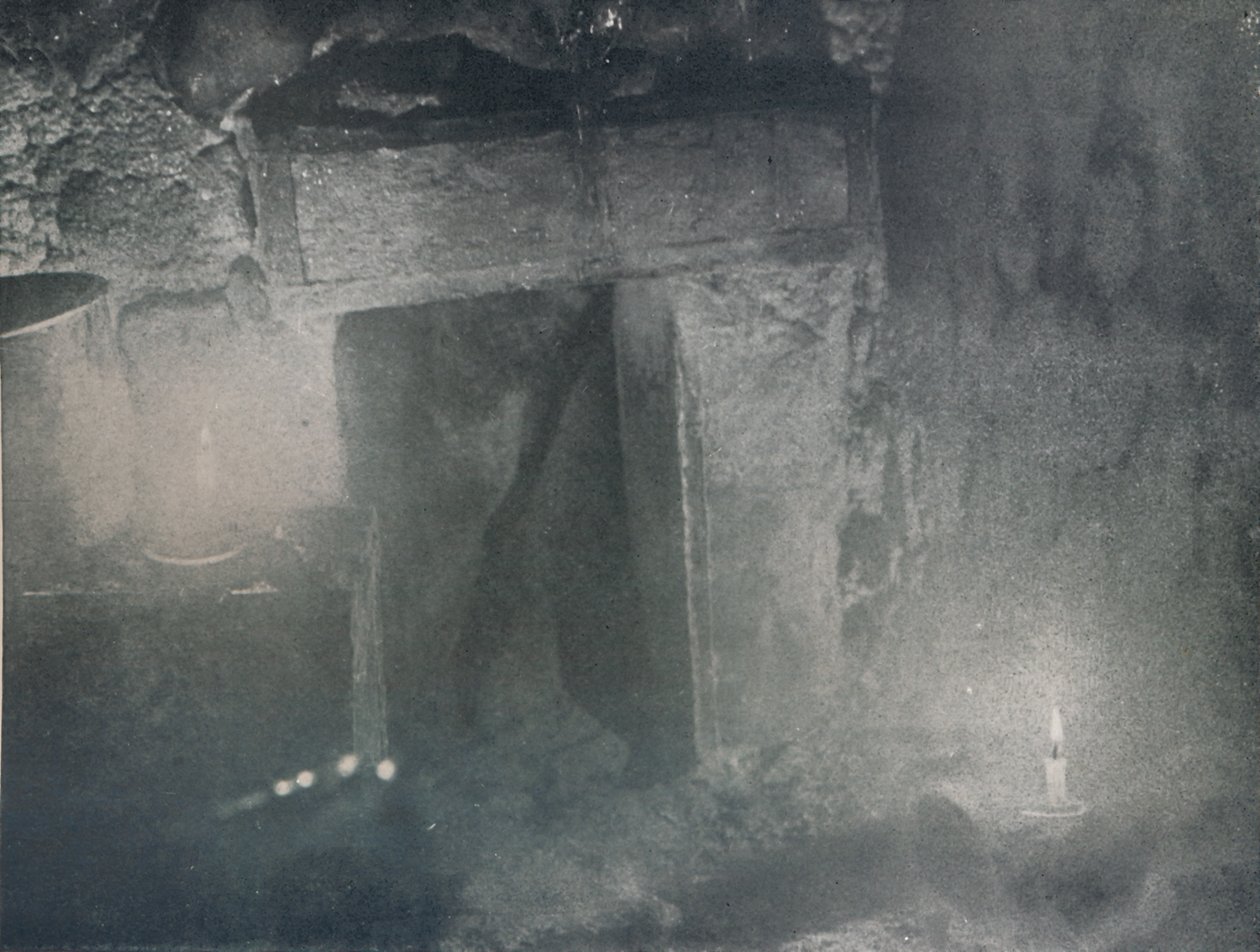 लाइट ऑफ़ ब्लबर लैम्प्स द्वारा इग्लू के अंदर का दरवाजा, c1911, 1913 द्वारा जी। मुर्रे लेविक