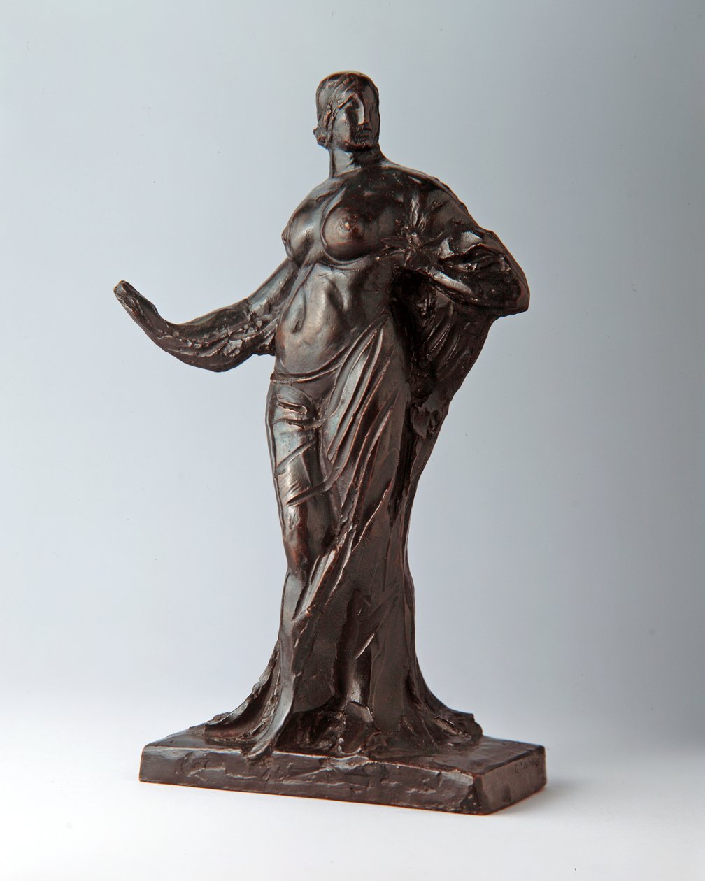 राइट आर्म आउटस्ट्रेटेड वाली स्टैंडिंग वुमन, 1917-18 (कास्ट c.1918-25) (कांस्य) द्वारा गैस्टन लचिस
