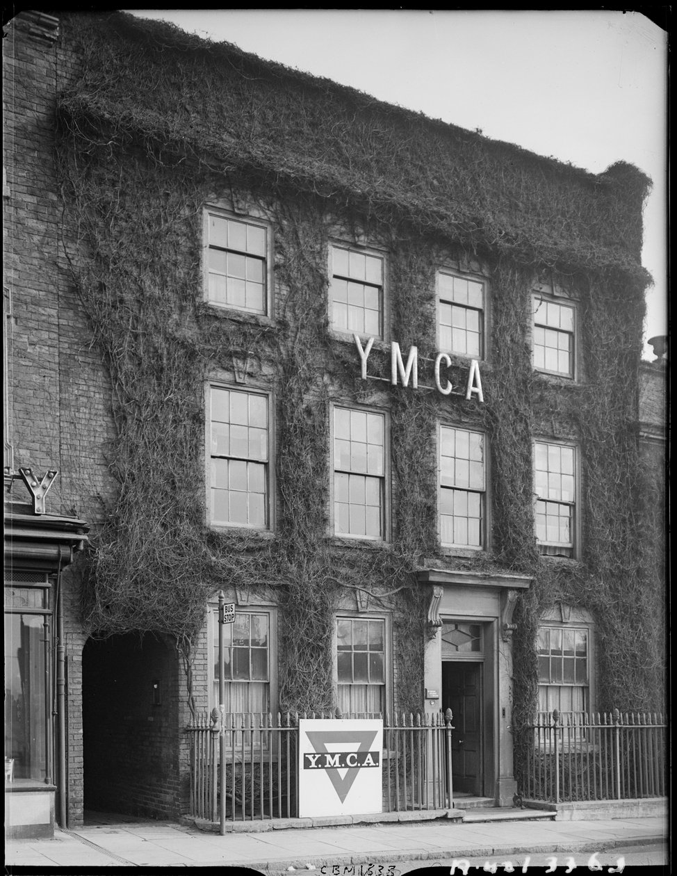 YMCA हॉस्टल, हाई स्ट्रीट, सटन कोल्डफ़ील्ड, बर्मिंघम, स्प्रिंग 1942। द्वारा जॉर्ज बर्नार्ड मेसन