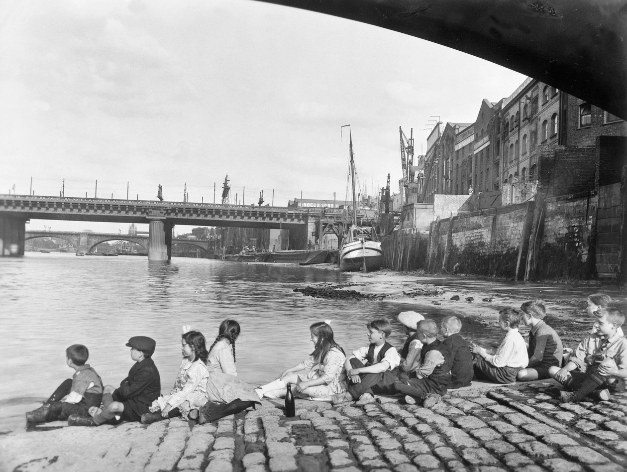 साउथवार्क ब्रिज, लंदन, c1930 के तहत कोबल्ड कॉजवे पर बच्चे द्वारा जॉर्ज डेविसन रीड
