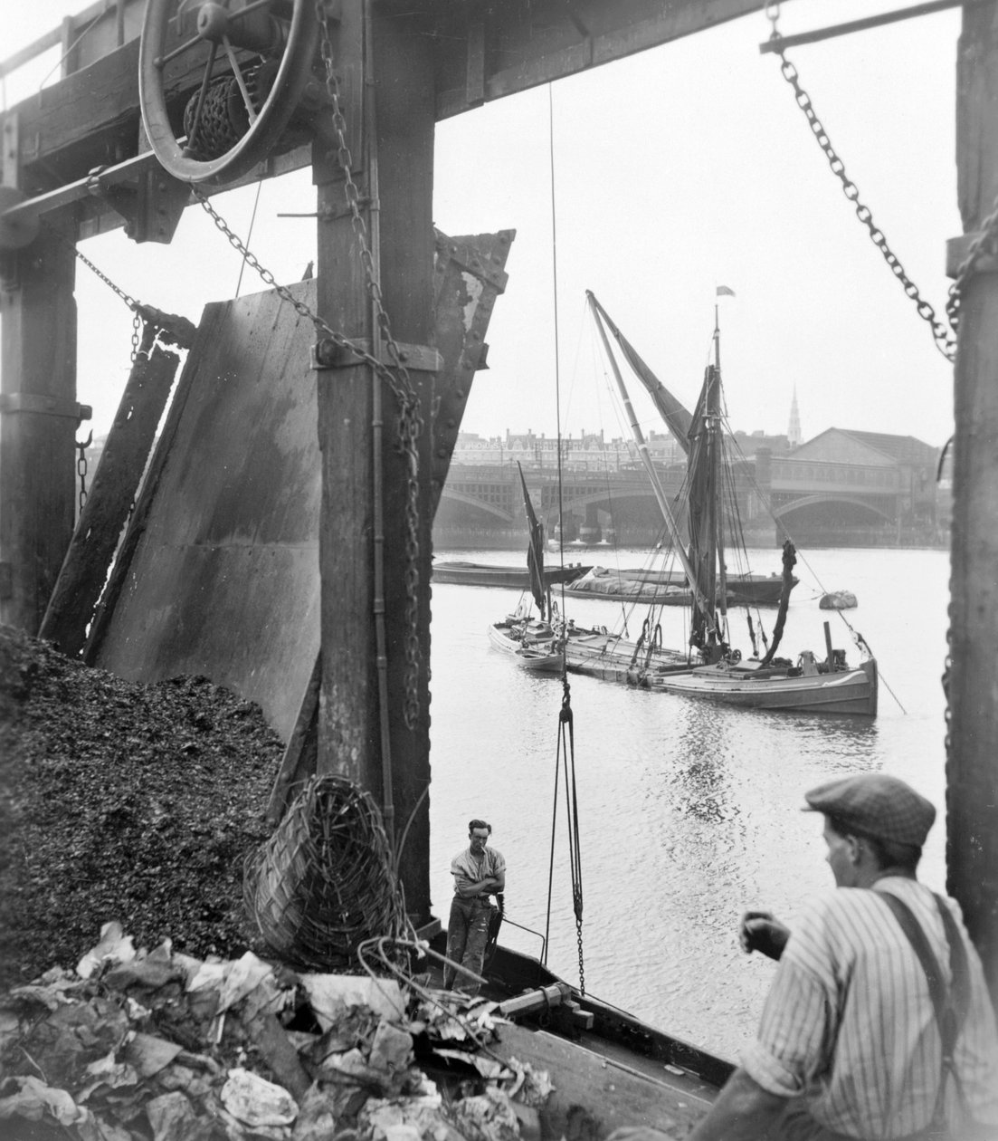 1933 से पहले द साउथ बैंक, लैम्बेथ, लंदन द्वारा जॉर्ज डेविसन रीड