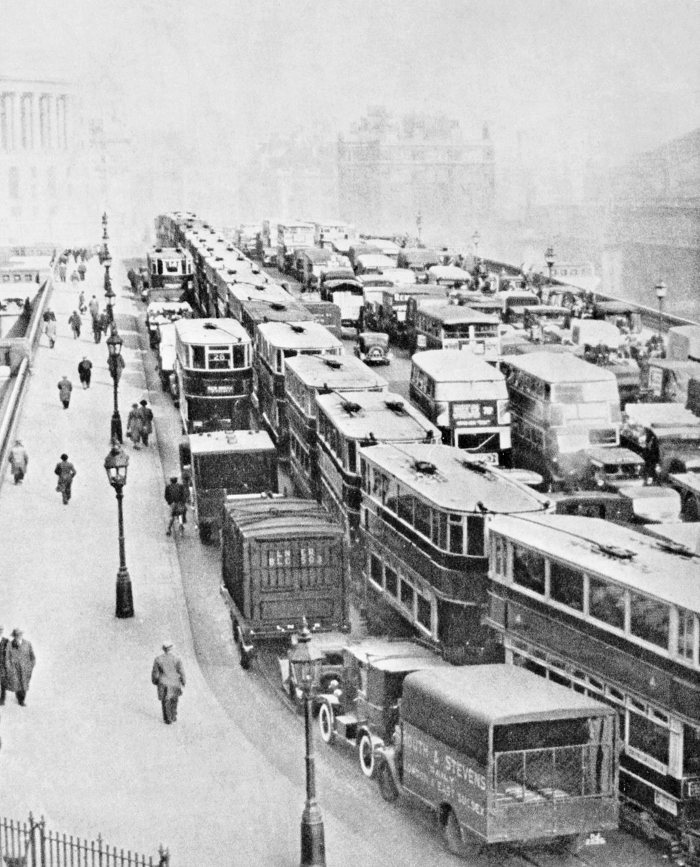 ब्लैकफ्रायर्स ब्रिज, लंदन पर ट्रैफिक जाम, c1935 द्वारा जॉर्ज डेविसन रीड