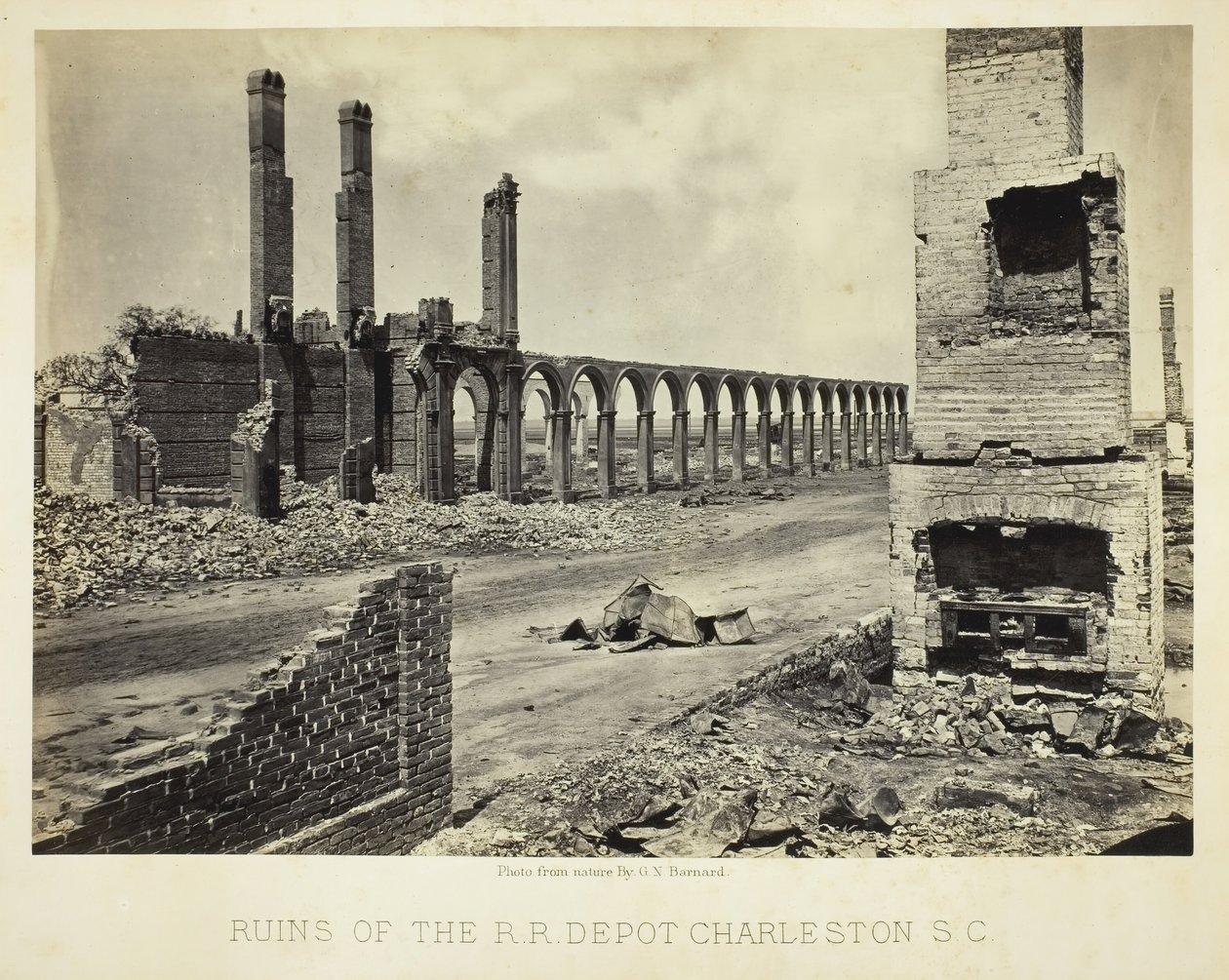 आरआर डिपो चार्ल्सटन के खंडहर, एससी, 1865। द्वारा जॉर्ज एन। बरनार्ड