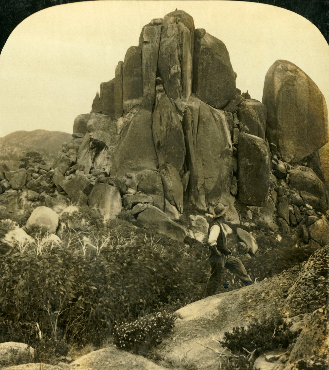 कैथेड्रल रॉक, बफ़ेलो रेंज, विक्टोरिया, ऑस्ट्रेलिया, c1909। द्वारा जॉर्ज रोज़