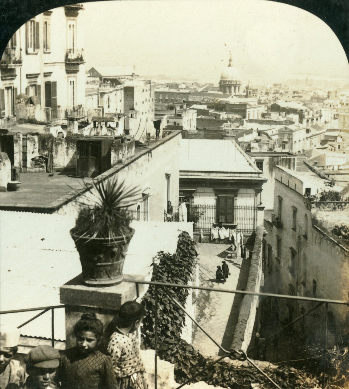 नेपल्स, इटली की पहाड़ियों से, c1909 द्वारा जॉर्ज रोज़