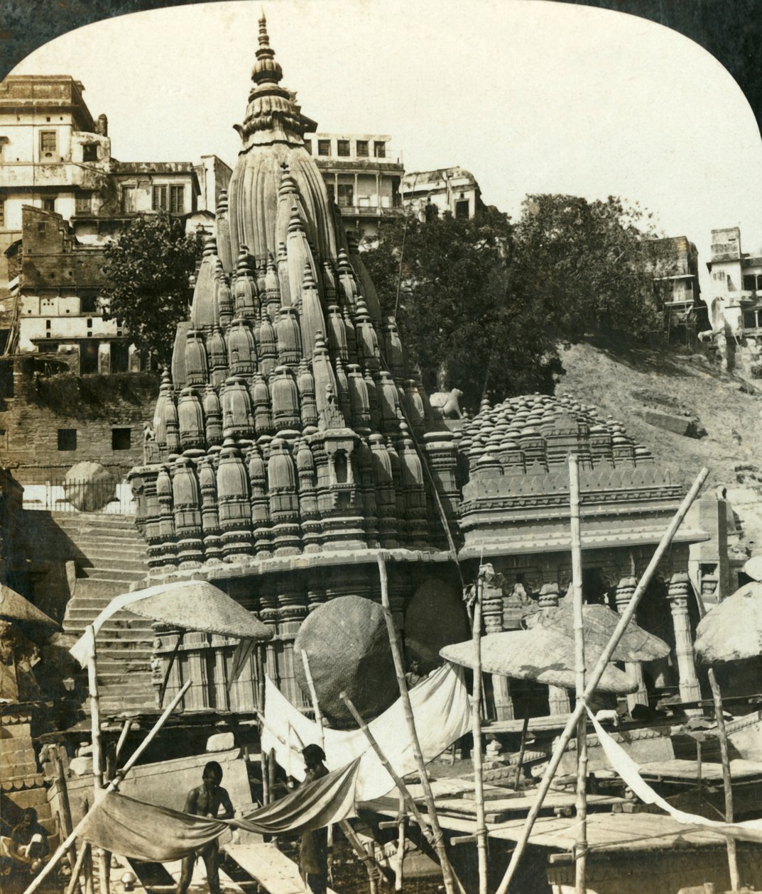 गंगा, बनारस, भारत के तट पर मंदिर, c1909 द्वारा जॉर्ज रोज़