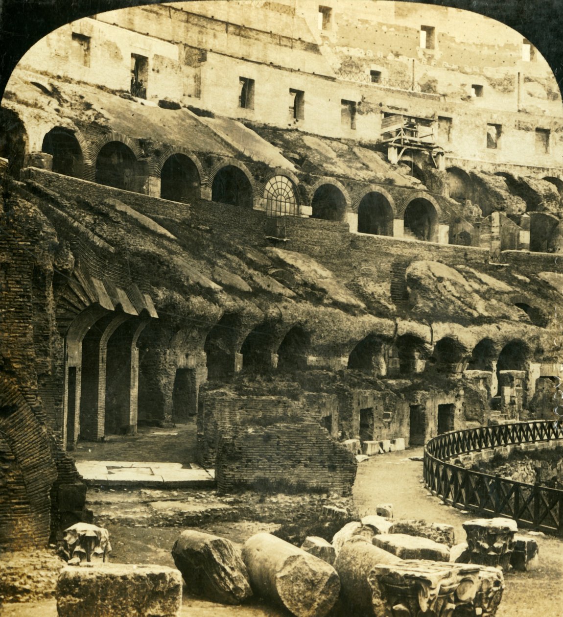 द इंटीरियर ऑफ़ द कोलोसियम, रोम, इटली, c1909। द्वारा जॉर्ज रोज़