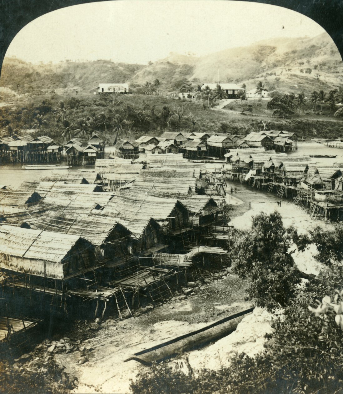 इला-वारिया का गाँव, ब्रिटिश न्यू गिनी, c1909। द्वारा जॉर्ज रोज़