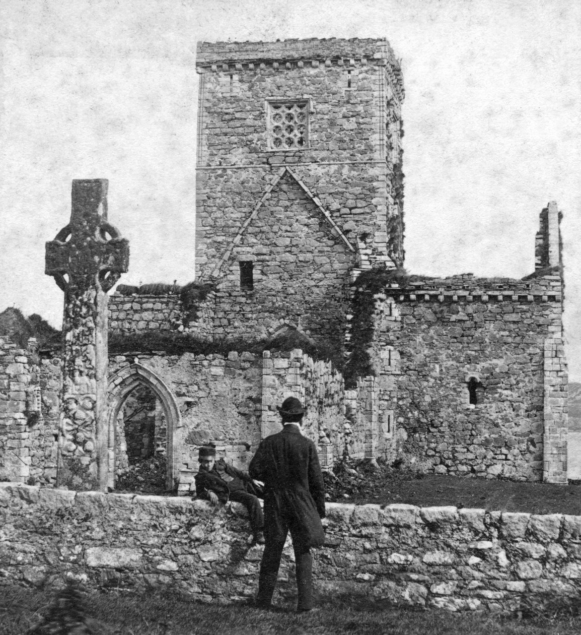 कैथेड्रल और सेंट मार्टिन्स क्रॉस, Iona, Argyll और Bute के खंडहर, स्कॉटलैंड, 19 वीं सदी के अंत में। द्वारा जॉर्ज वाशिंगटन विल्सन