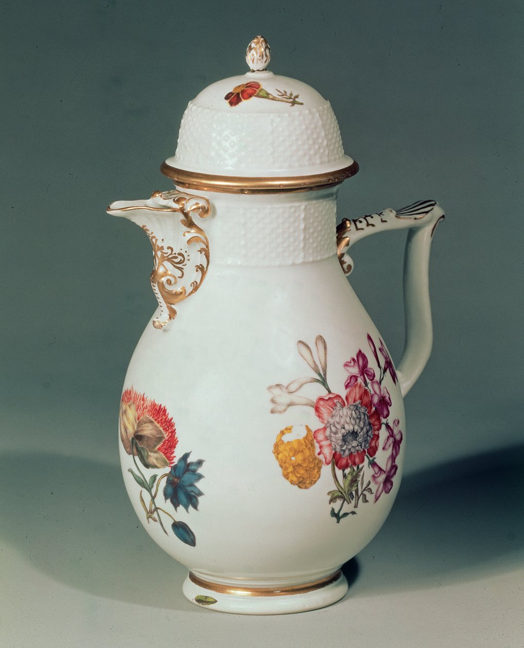 मीसेन कॉफ़ी पॉट, c.1740-50 (चीनी मिट्टी के बरतन) द्वारा जर्मन स्कूल