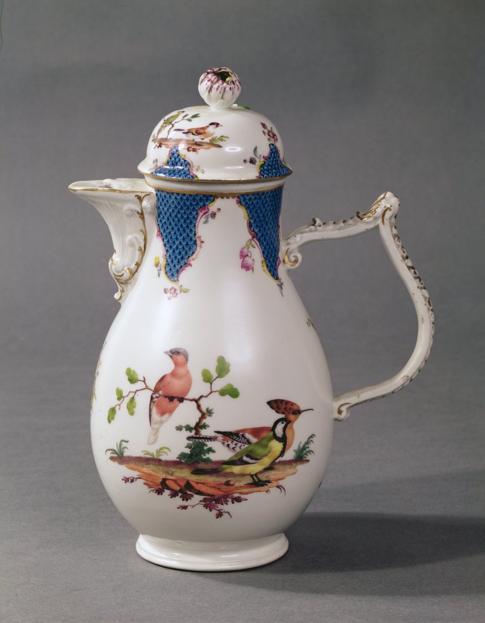 मीज़ेन चीनी मिट्टी के बरतन कॉफी पॉट, c.1760 (चीनी मिट्टी के बरतन) द्वारा जर्मन स्कूल