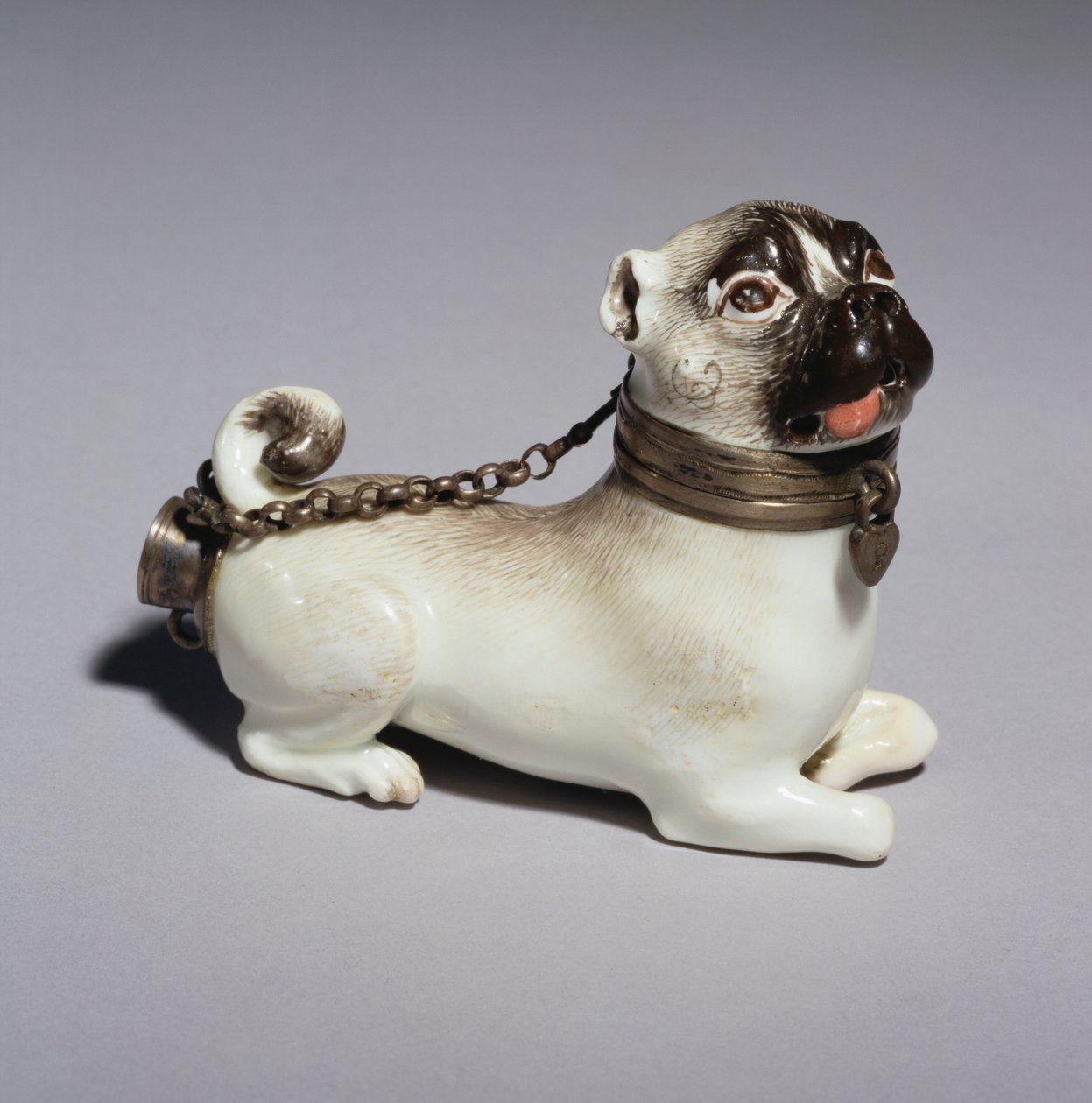 एक मीज़ेन पाइप-बाउल को बैठा पग-कुत्ते के रूप में बनाया गया, c.1745 (चीनी मिट्टी के बरतन) द्वारा जर्मन स्कूल