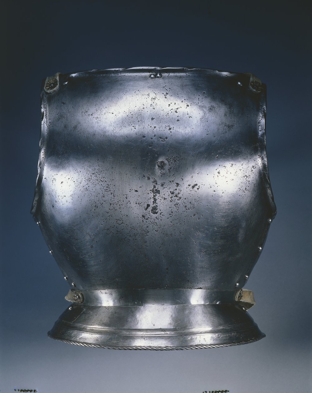बैकप्लेट, c.1510-1530 (काले रंग के साथ स्टील, चमड़े की पट्टियाँ) द्वारा जर्मन स्कूल