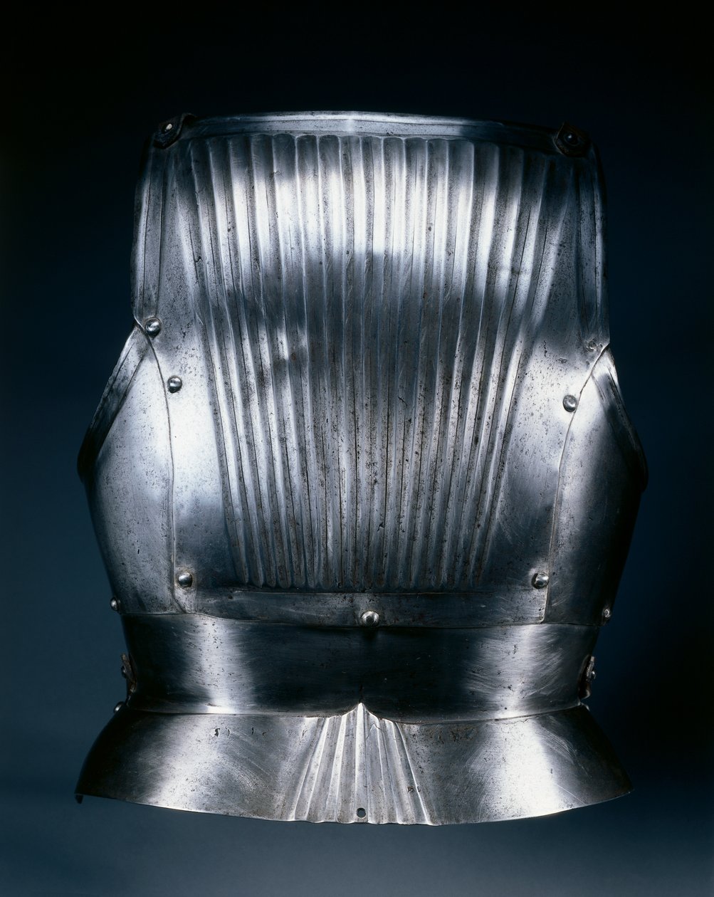 मैक्सिमिलियन शैली में बैकप्लेट, c.1510-30 (पीतल के छत्ते के साथ स्टील) द्वारा जर्मन स्कूल
