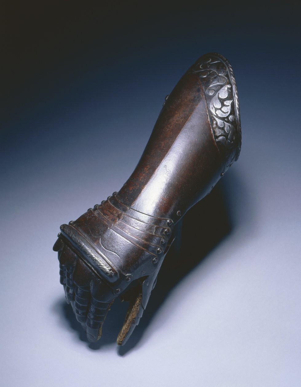 दाहिने हाथ के लिए काले और सफेद कोहनी गेंटलेट, c.1570 द्वारा जर्मन स्कूल