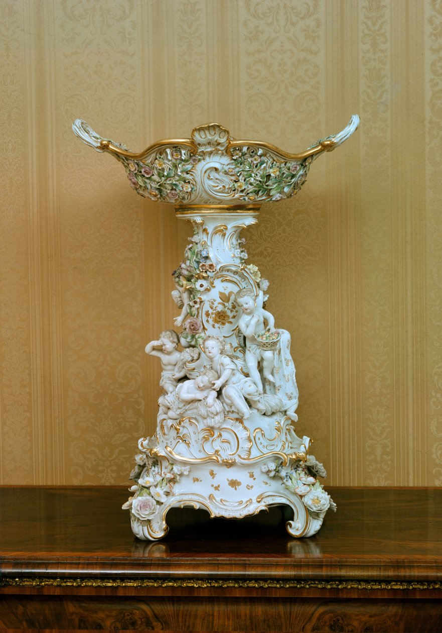 सीज़न को दर्शाने वाले करूबों के साथ केक स्टैंड, c.1830 (चीनी मिट्टी के बरतन) द्वारा जर्मन स्कूल