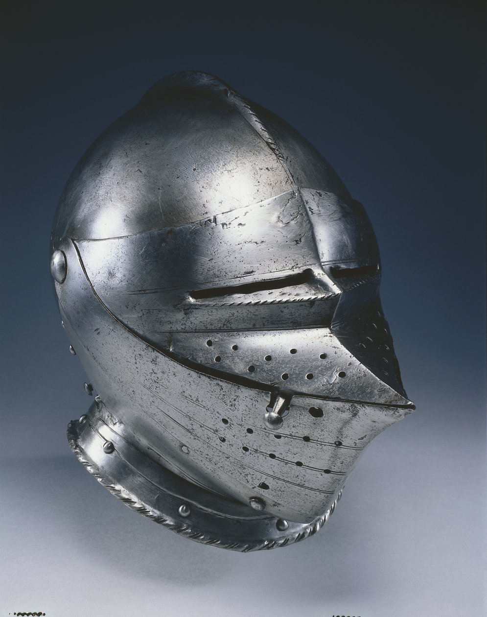 बंद हेलमेट, c.1510-1530 (काले रंग के साथ स्टील) द्वारा जर्मन स्कूल