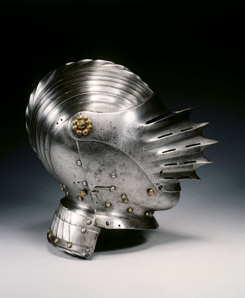 मैक्सिमिलियन शैली में बंद हेलमेट, c.1520 (स्टील और पीतल) द्वारा जर्मन स्कूल