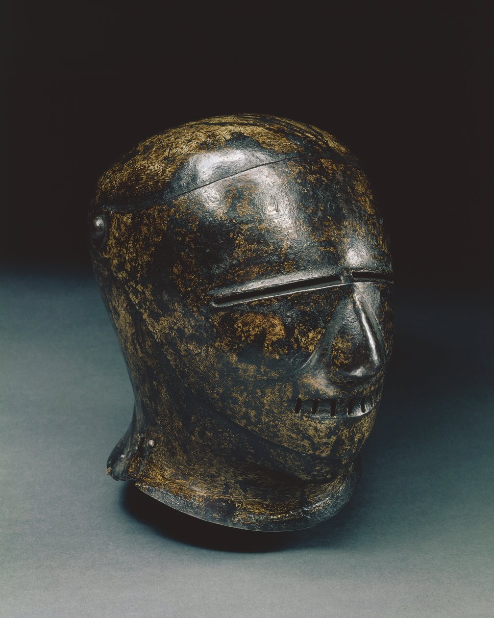 Grotesque चेहरा, या स्कीमबार्ट छज्जा, Nuremberg, c.1500 (चित्रित स्टील) के साथ बंद सलालेट द्वारा जर्मन स्कूल