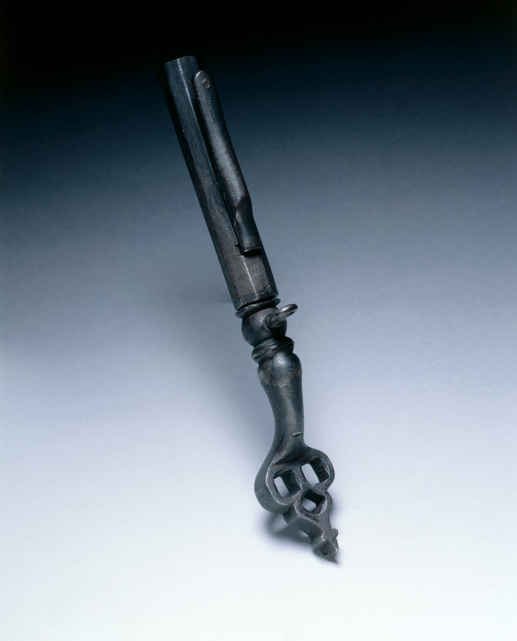 संयुक्त व्हील-लॉक स्पैनर और पाउडर माप, c.1625-50 (इस्पात) द्वारा जर्मन स्कूल