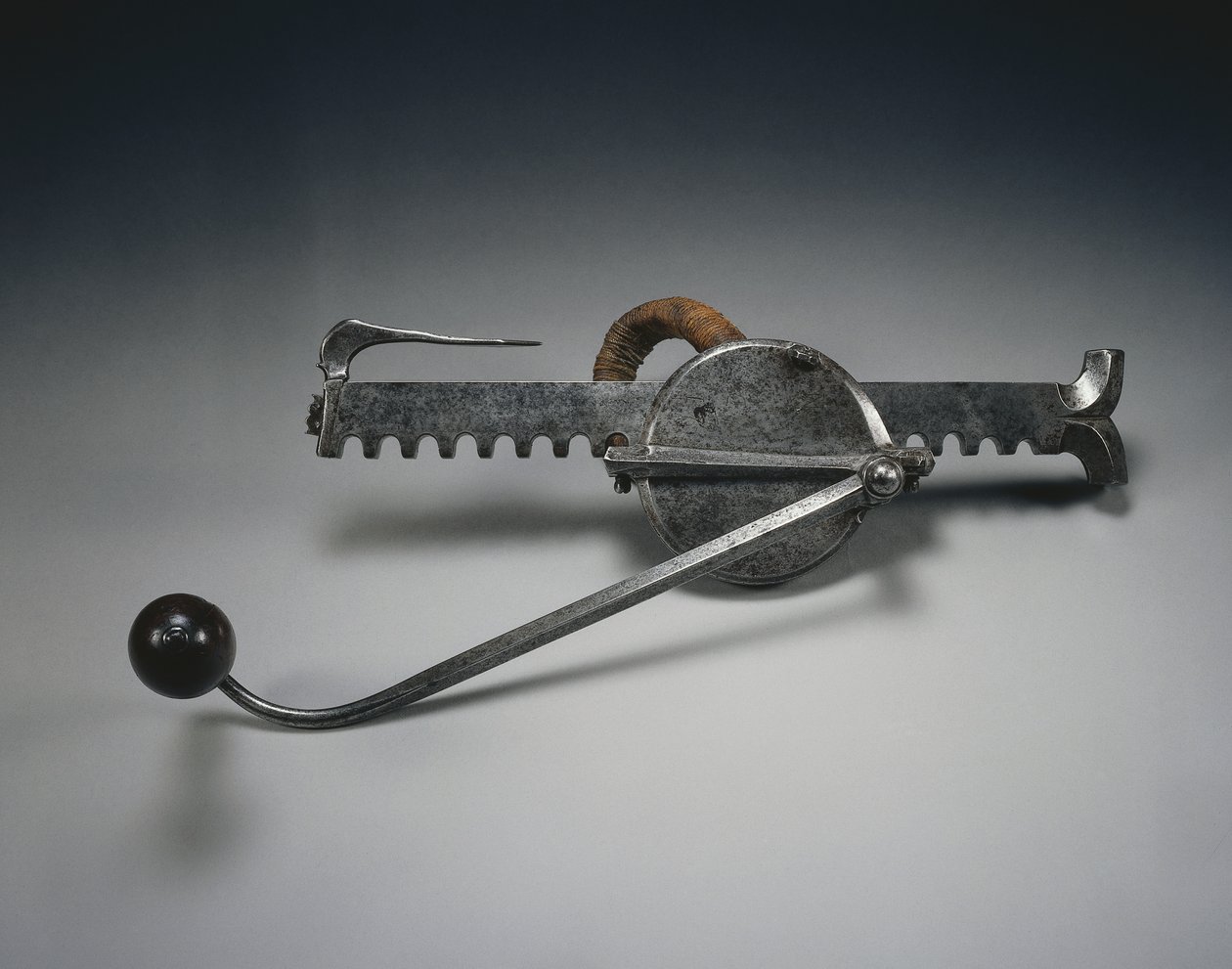 Cranequin, c.1528 (फ्लैक्स कॉर्ड और लकड़ी के हैंडल के साथ स्टील) द्वारा जर्मन स्कूल