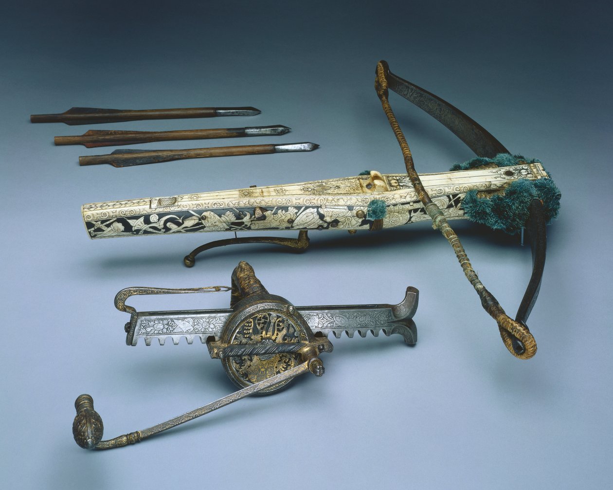 घुमावदार तंत्र और तीन बोल्ट, c.1553-73 (लकड़ी, हड्डी, सन, स्टील और ऊन) के साथ सैक्सोनी के निर्वाचक ऑगस्टस I का क्रॉसबो द्वारा जर्मन स्कूल