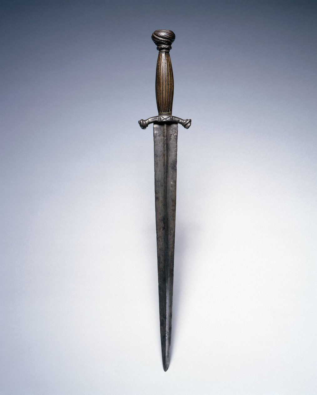 डैगर, मध्य 1500s (एल्क हॉर्न ग्रिप वाला स्टील) द्वारा जर्मन स्कूल