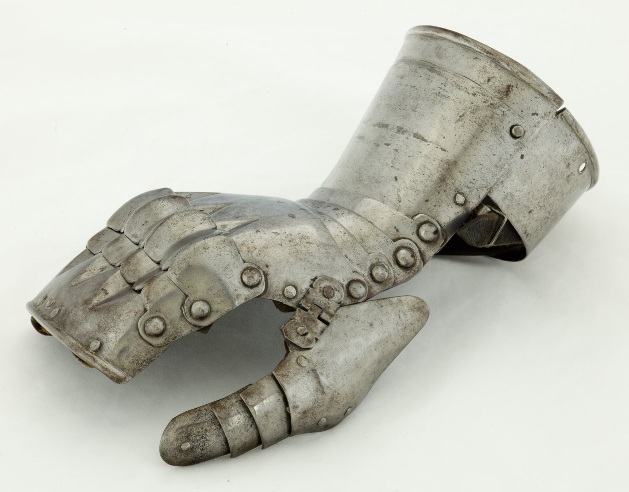 लेफ्ट गौंटलेट, c.1490-1510, 19 वीं सदी (स्टील एंड लेदर) का जीर्णोद्धार द्वारा जर्मन स्कूल