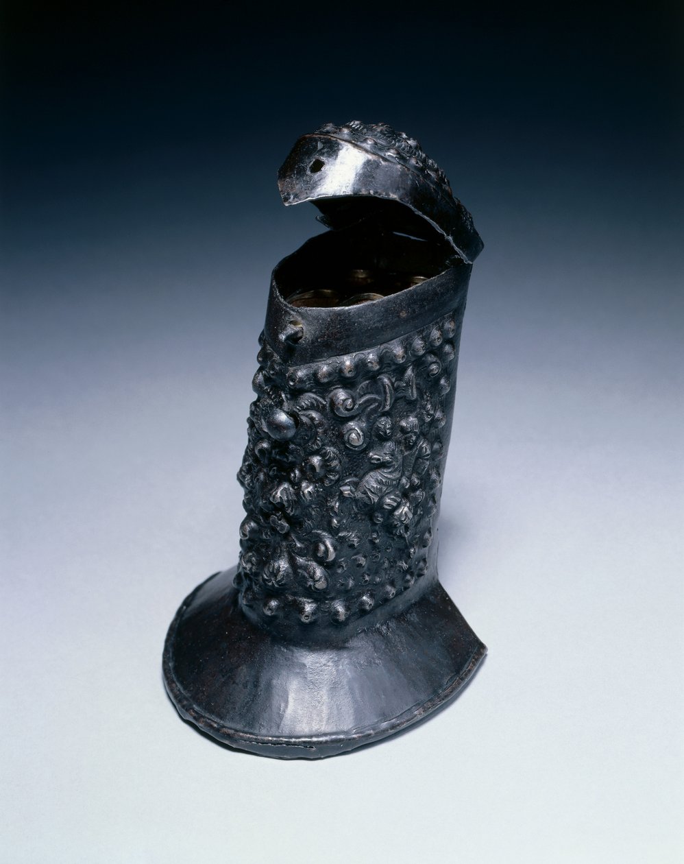 संरक्षक, या कारतूस बॉक्स, c.1600 (स्टील, लकड़ी, पीतल और चमड़ा) द्वारा जर्मन स्कूल