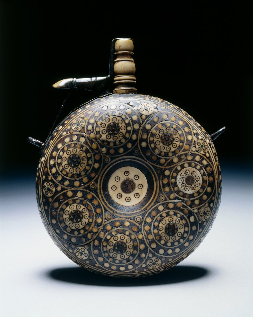पाउडर फ्लास्क, c.1620-50 (सींग, हड्डी, पीतल और लोहे के साथ अखरोट) द्वारा जर्मन स्कूल