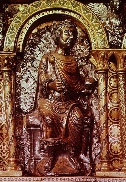 सम्राट शारलेमेन (742-814) के तीर्थ, सम्राट लोथिर I (795-855) को उनके सिंहासन, 1215 (सोने और चमेली तामचीनी) पर दिखाते हुए विस्तार से द्वारा जर्मन स्कूल