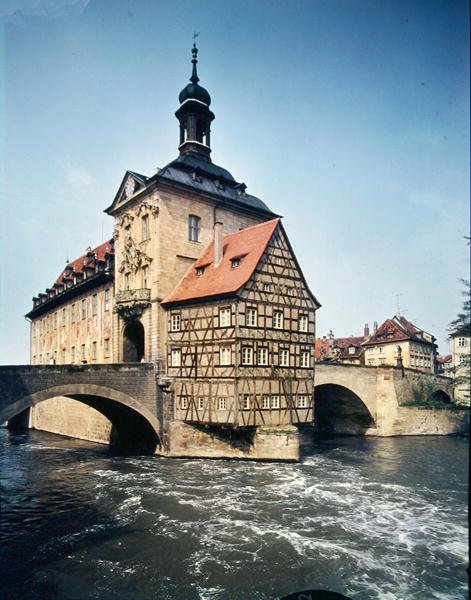 Altes Rathaus का दृश्य, मूल रूप से 1453 में बनाया गया था और 1744-56 में जेएम कुचेल द्वारा बनाया गया था द्वारा जर्मन स्कूल