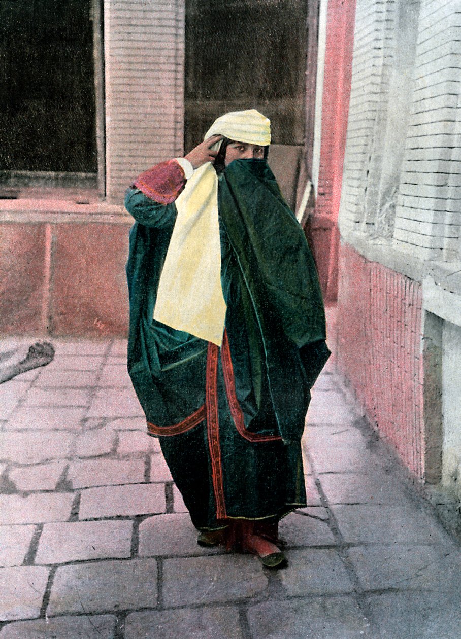 पारंपरिक वेशभूषा में फारसी महिला, c1890। द्वारा Gillot