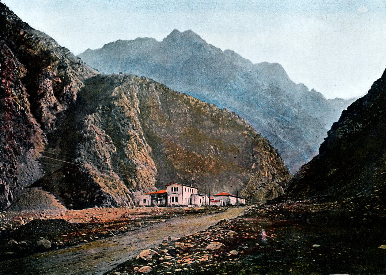 एक सैन्य सड़क पर स्टेशन, Kahahaour, c1890। द्वारा Gillot