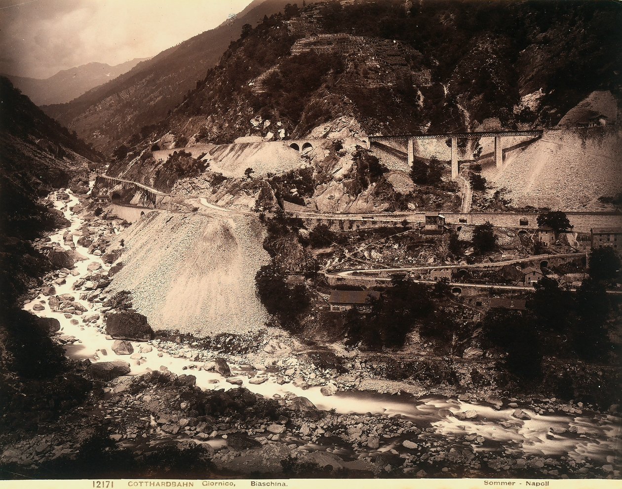 Giornico और Biasca . के बीच सैन गोटार्डो रेलमार्ग का एक खंड द्वारा जियोर्जियो गर्मी