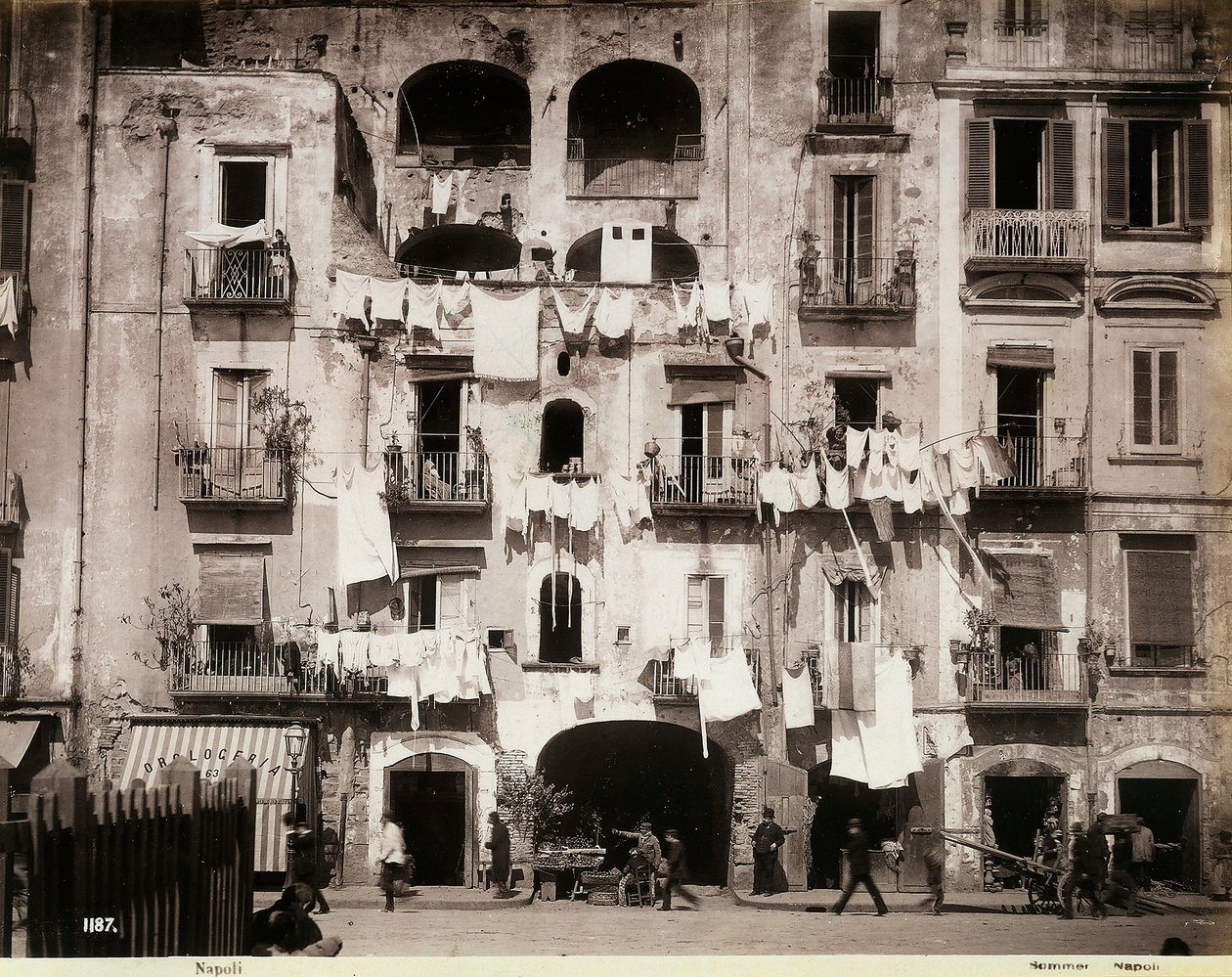 कपड़े धोने के साथ एक इमारत का अग्रभाग सूखने के लिए लटका हुआ है, Naples में द्वारा जियोर्जियो गर्मी